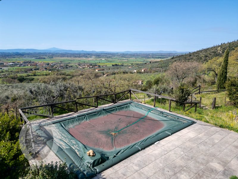 Villetta con terreno e piscina