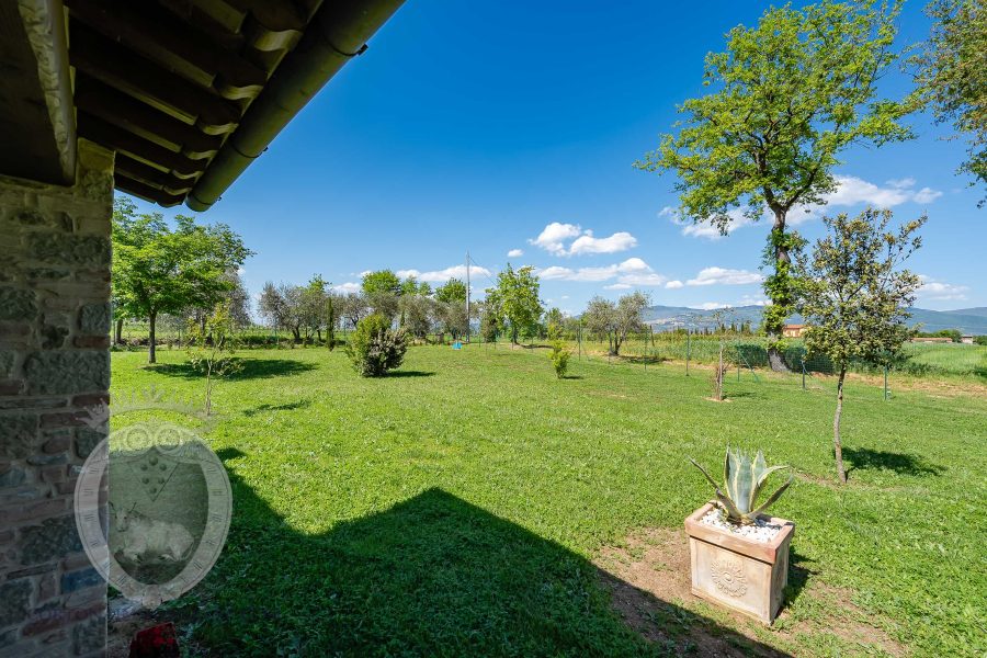 Colonica con giardino e annesso