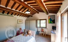 Colonica con giardino e annesso