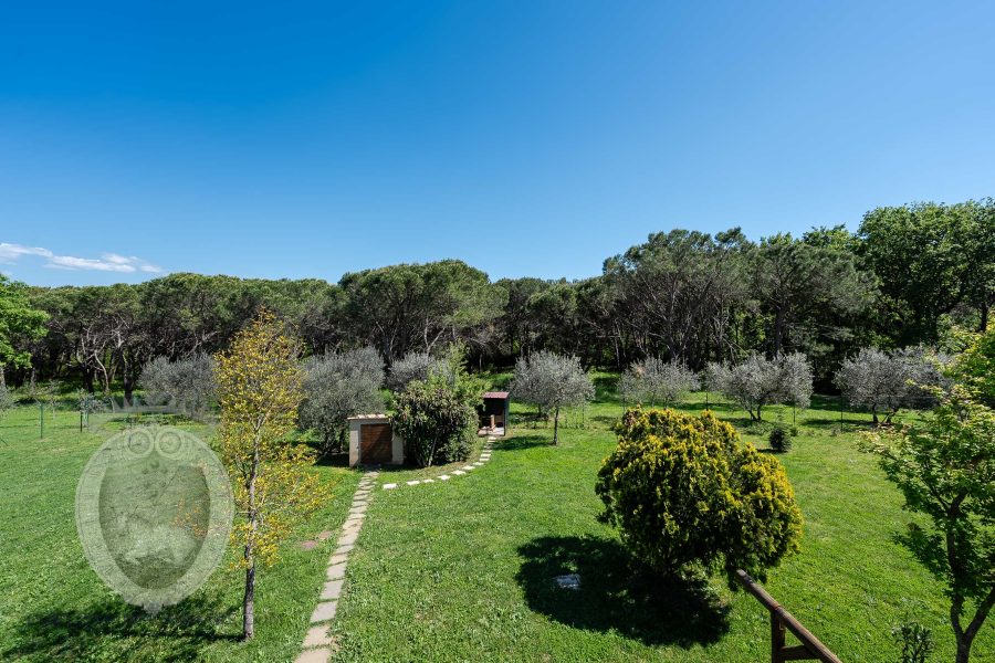 Colonica con giardino e annesso
