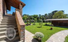 Colonica con giardino e annesso