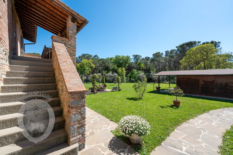 Colonica con giardino e annesso