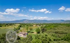 Colonica con giardino e annesso