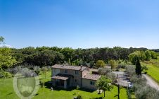Colonica con giardino e annesso
