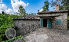 Casale in pietra con terreno