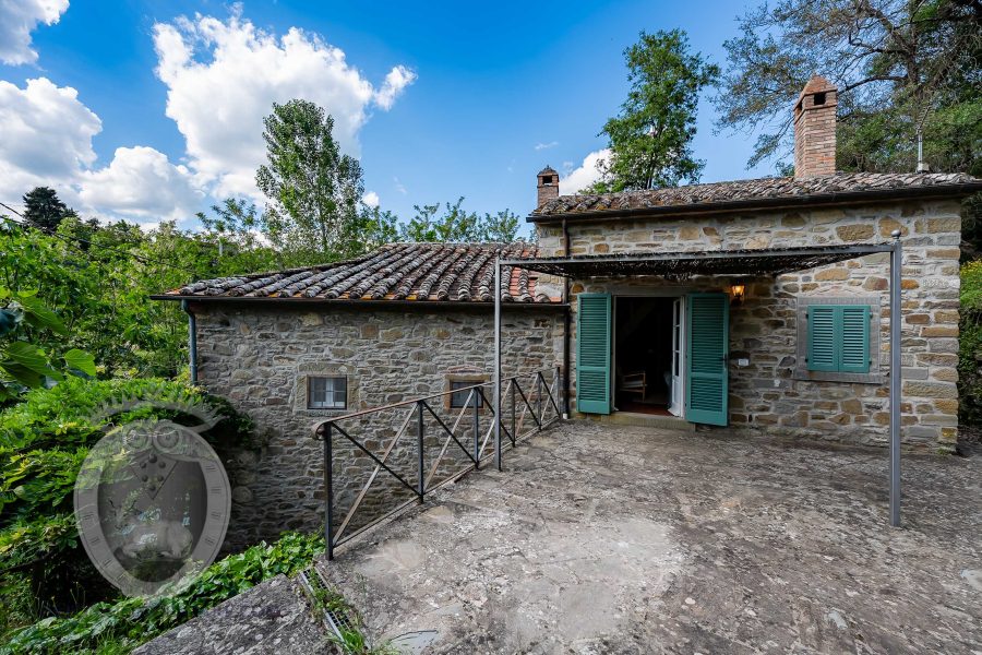 Casale in pietra con terreno
