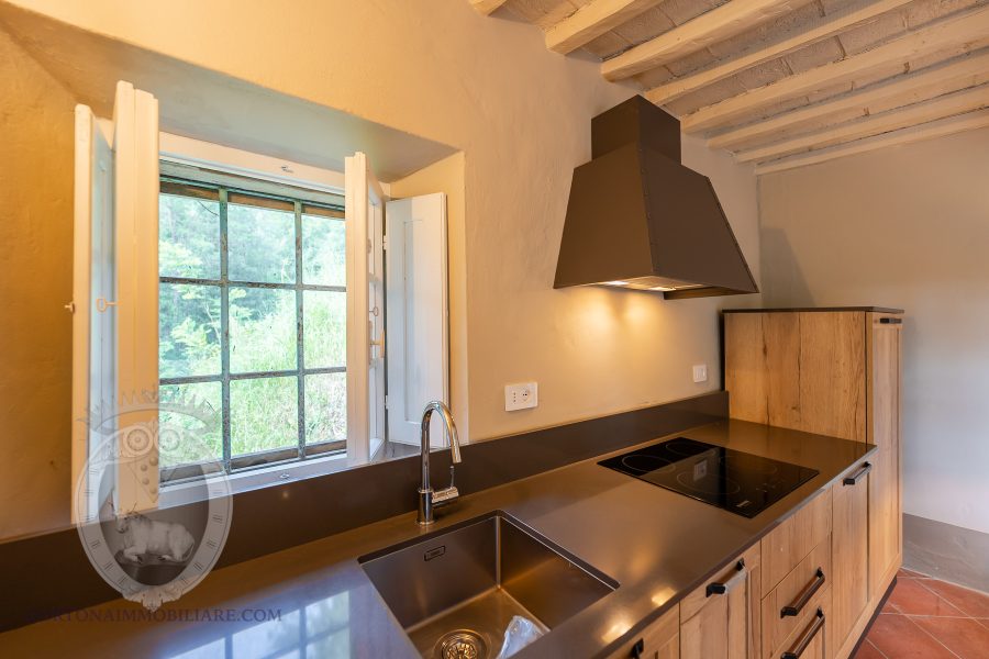 Casale in pietra con terreno