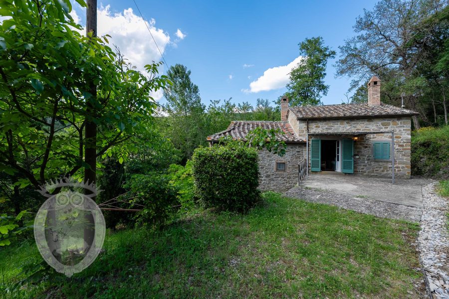 Casale in pietra con terreno