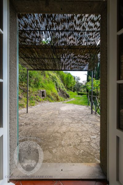Casale in pietra con terreno