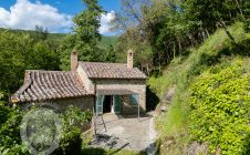 Casale in pietra con terreno