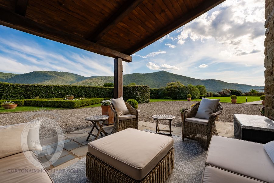 Villa con piscina e giardino