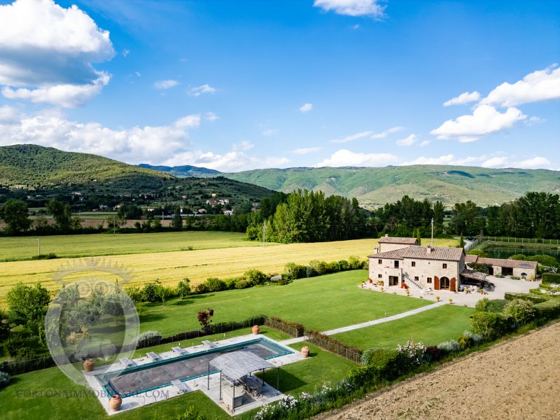 Villa con piscina e giardino