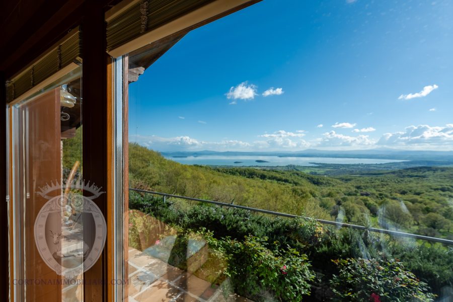 Villa with lake view and garden