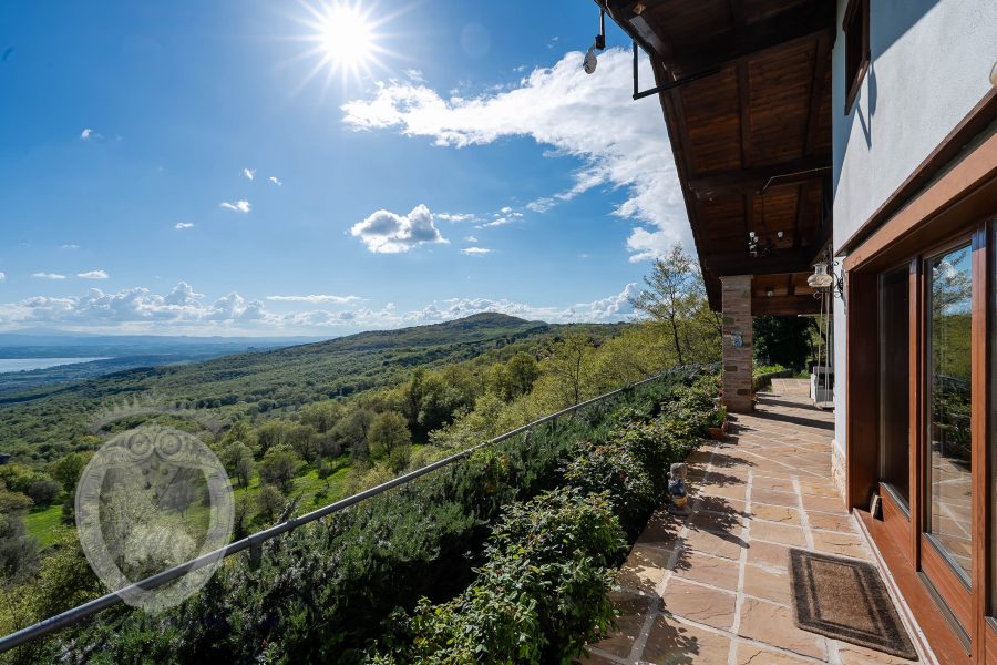 Villa with lake view and garden