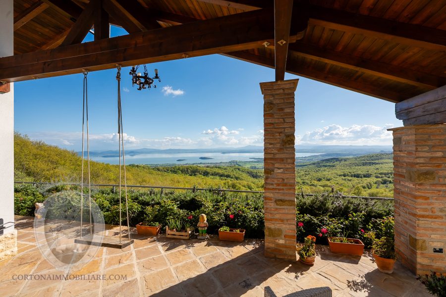 Villa with lake view and garden