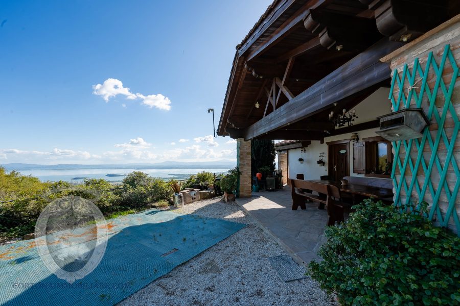 Villa with lake view and garden