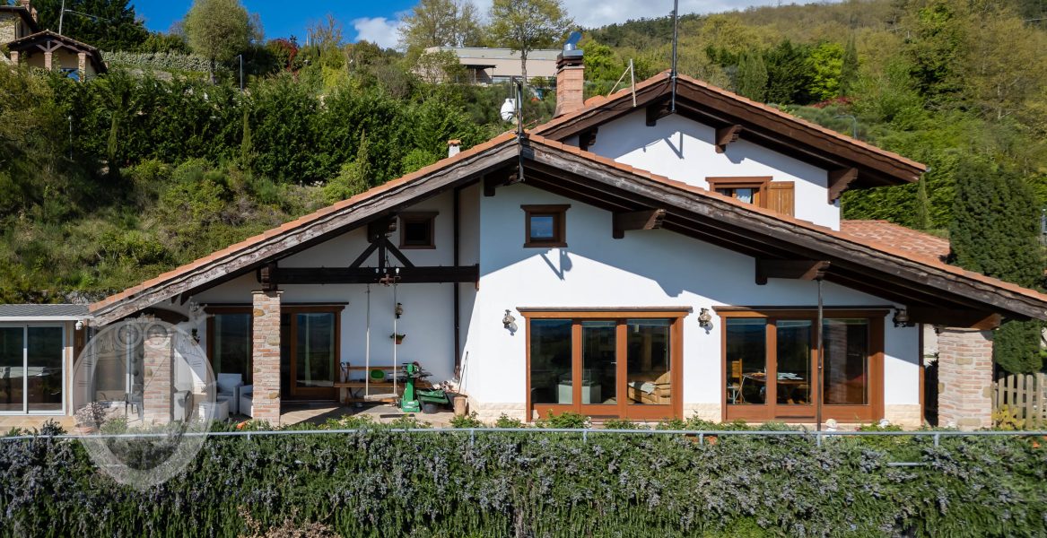Villa with lake view and garden