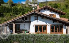 Villa with lake view and garden