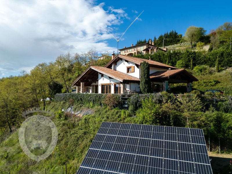 Villa with lake view and garden