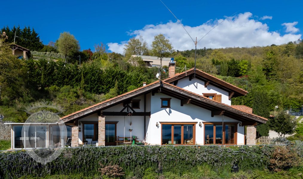 Villa con vista lago e giardino