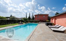 Villa con piscina e giardino