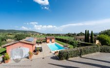 Villa con piscina e giardino