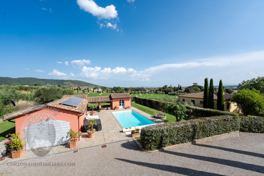 Villa con piscina e giardino