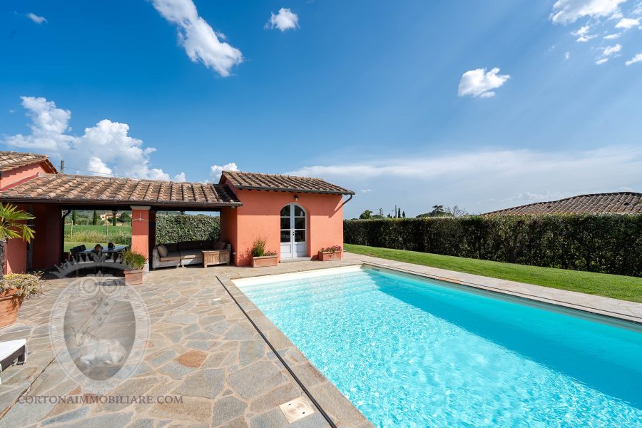 Villa con piscina e giardino