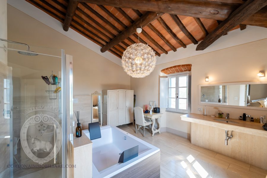 Villa con piscina e giardino