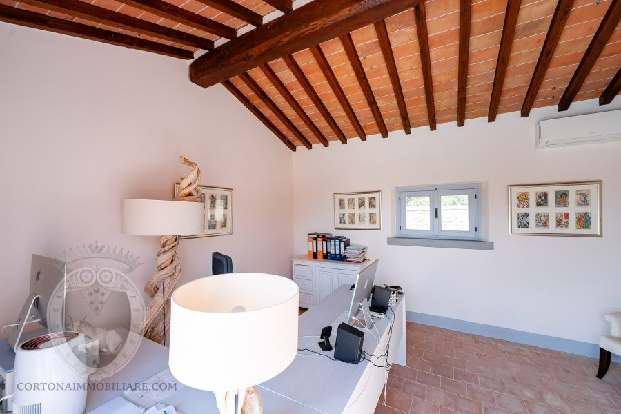Villa con piscina e giardino