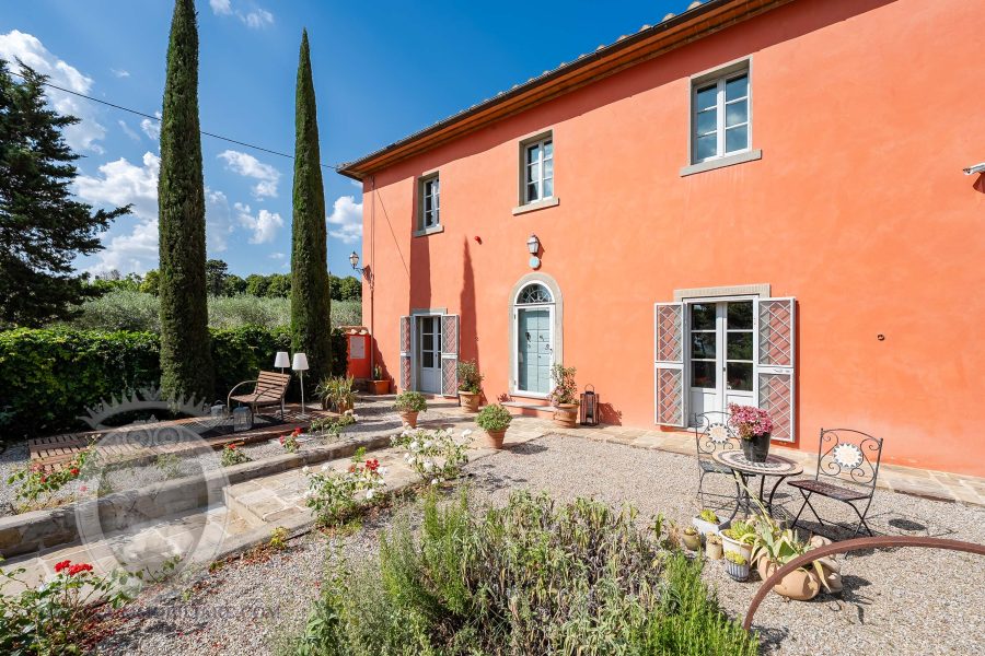 Villa con piscina e giardino