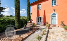 Villa con piscina e giardino