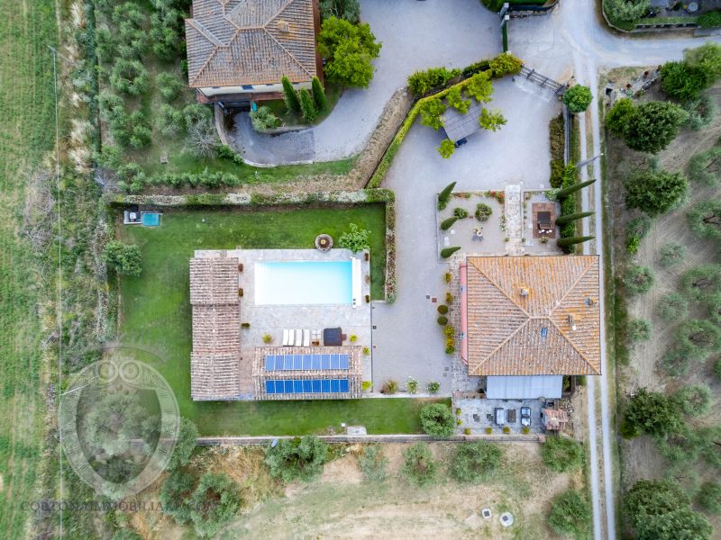 Villa con piscina e giardino