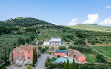 Villa con piscina e giardino