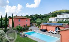 Villa con piscina e giardino