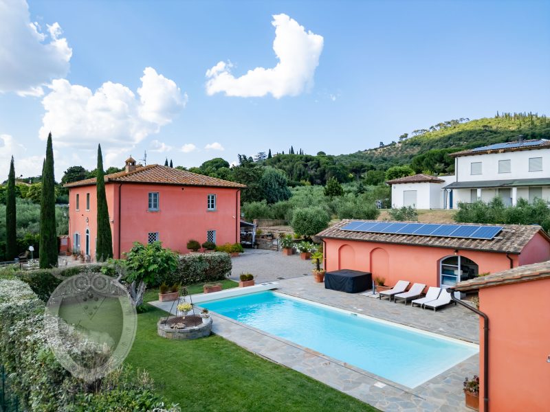 Villa con piscina e giardino