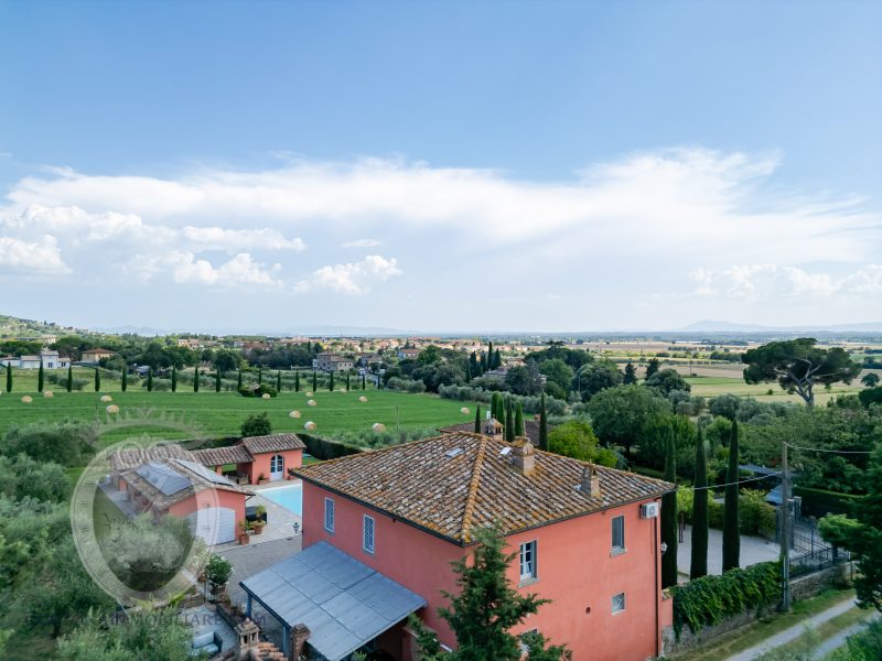 Villa con piscina e giardino