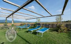 Colonica con piscina e giardino