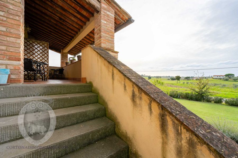 Colonica con piscina e giardino