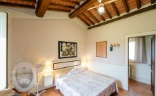 Colonica con piscina e giardino