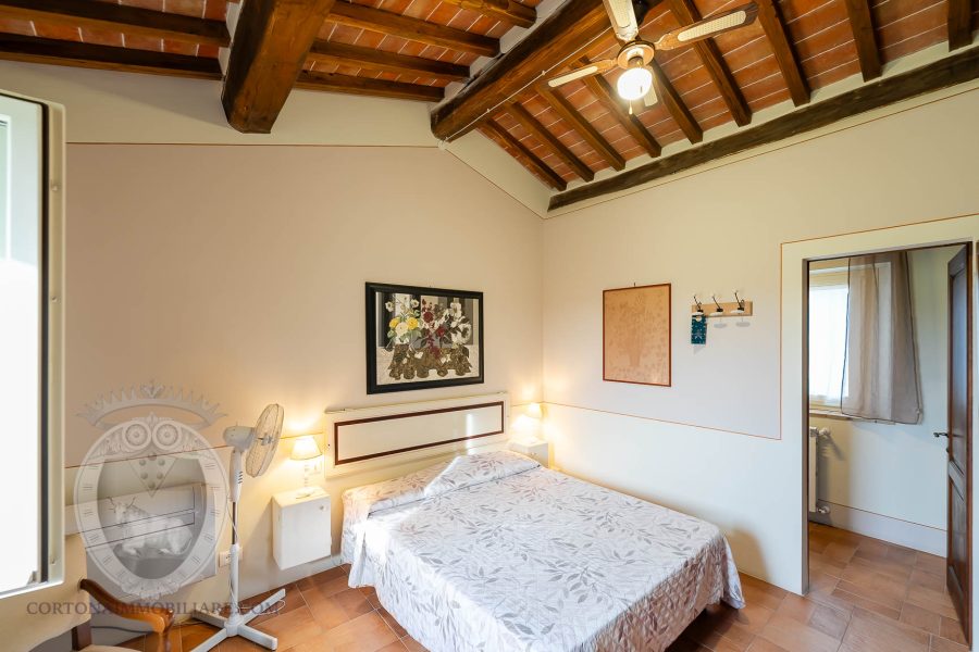 Colonica con piscina e giardino