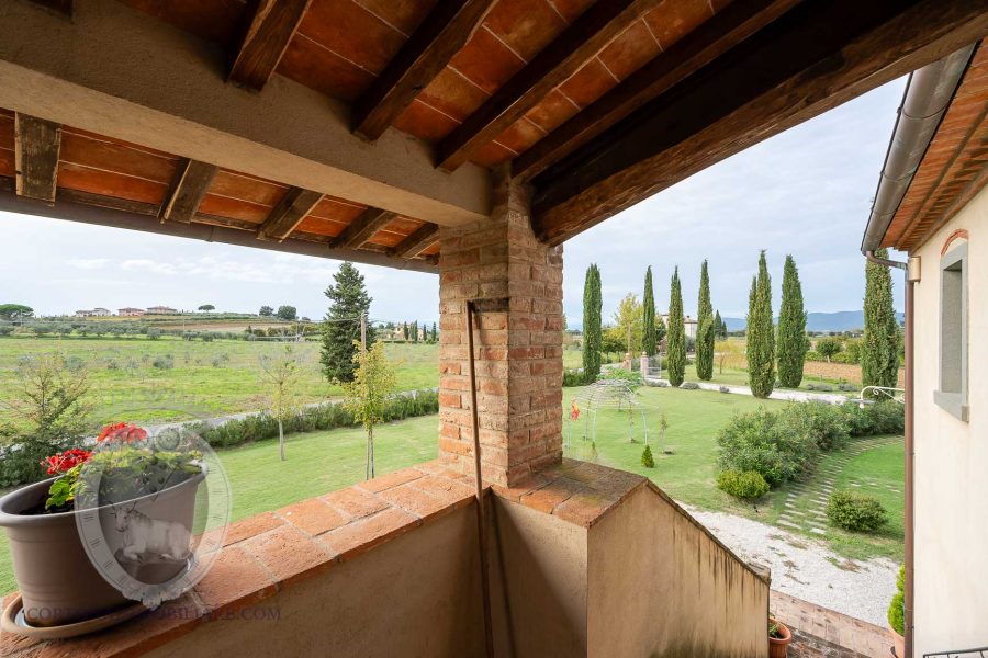 Colonica con piscina e giardino