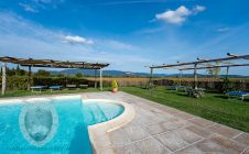 Colonica con piscina e giardino