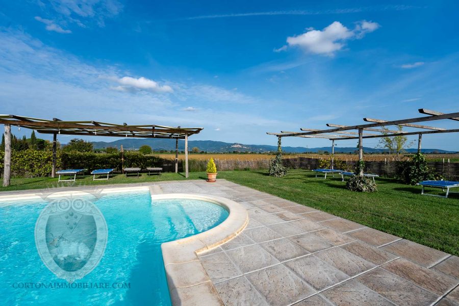 Colonica con piscina e giardino