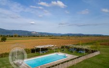 Colonica con piscina e giardino