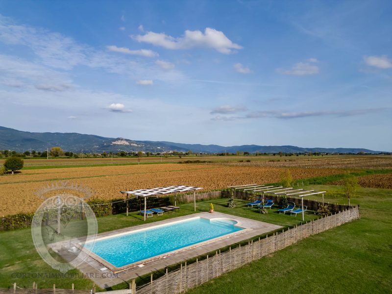 Colonica con piscina e giardino