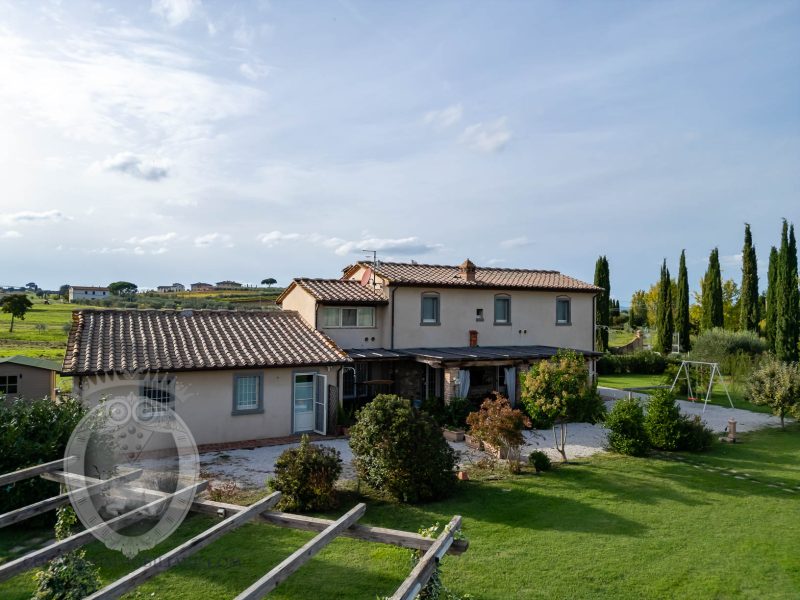 Colonica con piscina e giardino