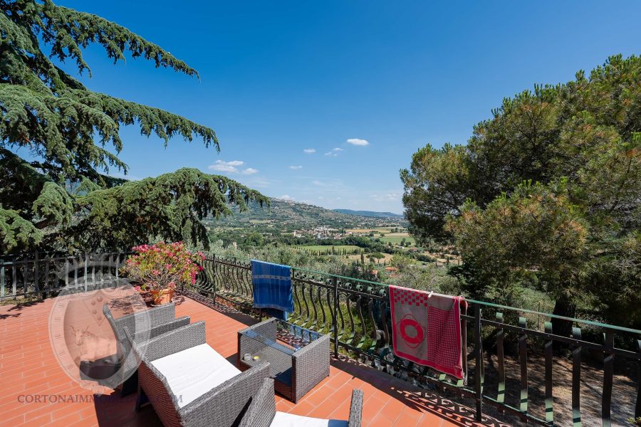 Villa with garden and swimming pool