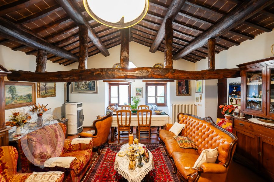 Villa con giardino e piscina