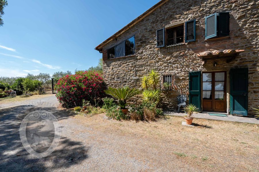 Villa with garden and swimming pool